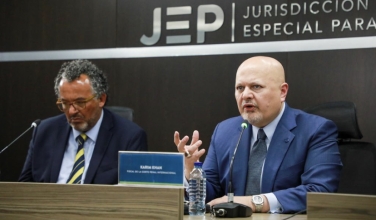 El fiscal de la CPI, Karim Khan y el presidente de la JEP, Roberto Vidal