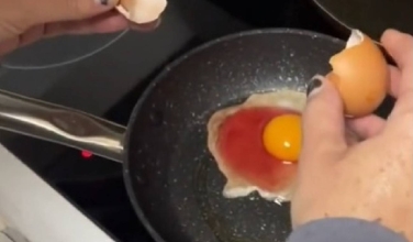 Huevo con clara roja