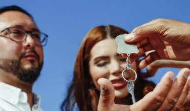 Una pareja recibiendo las llaves de su casa 