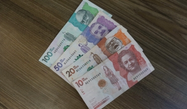 Billetes / pesos colombianos / dinero