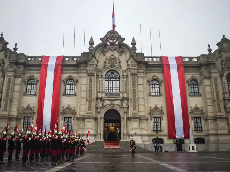 Ministros de Perú renuncian por cierre del Congreso | La FM