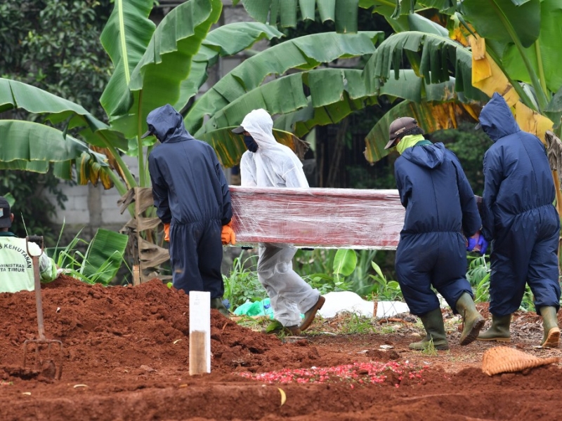 Familiares de muertos por Covid-19 en Indonesia estarían robando cadáveres  | La FM