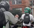 Motociclistas deben llevar la placa en el casco que sea clara